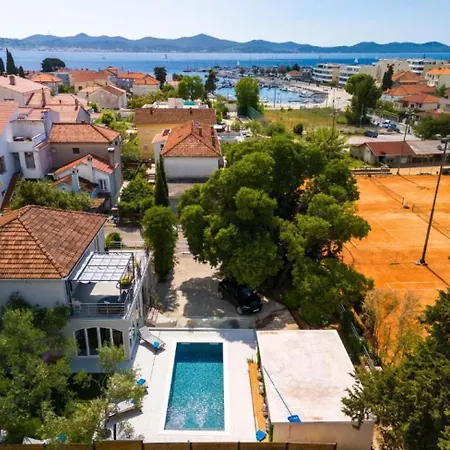 B&d With Heated Pool Zadar